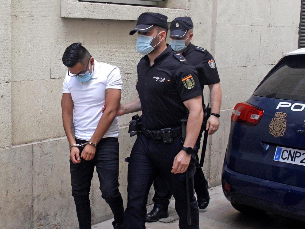 Uno de los cuatro acusados de la 'manada' de Callosa, a su llegada a la Audiencia de Alicante, este lunes.