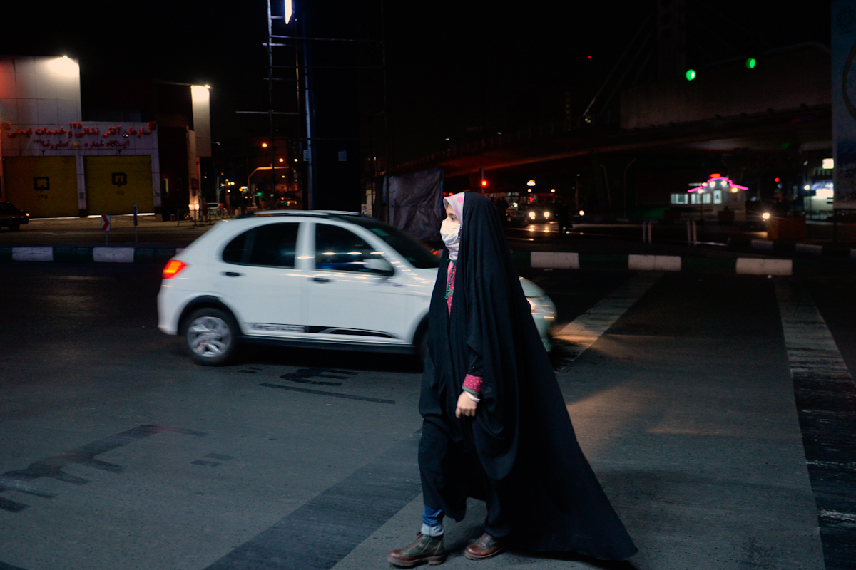 Una mujer camina por las calles de Tehern.