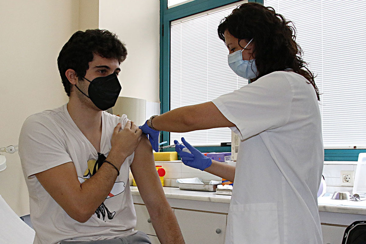 Los equipos sanitarios comenzaron a vacunar a los universitarios ayer en la UJI.