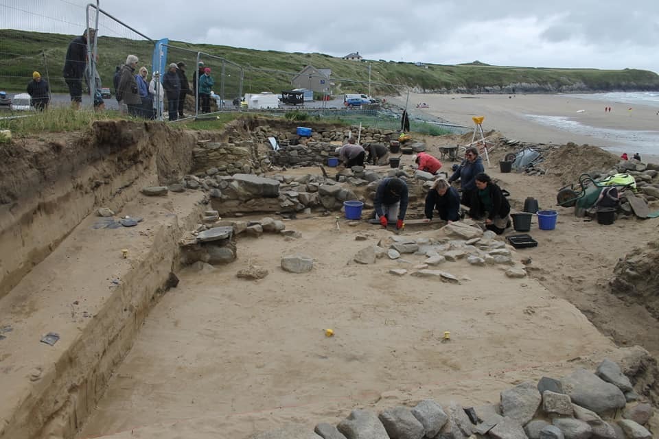 Excavacin arqueolgica en la playa de Whitesands Beach, en Gales.