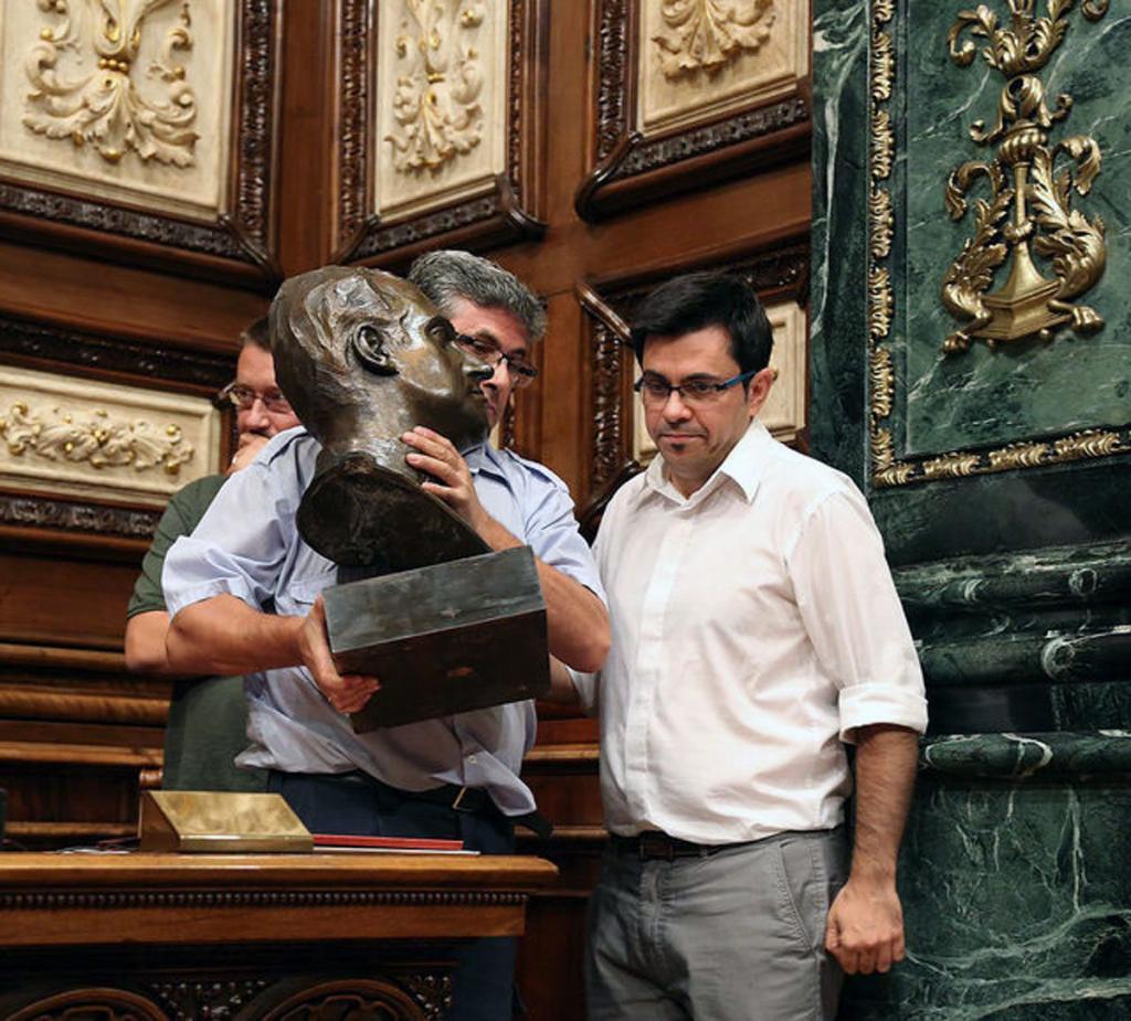 Retirada del busto de Juan Carlos I del saln de plenos del Ayuntamiento de Barcelona, en julio de 2015.