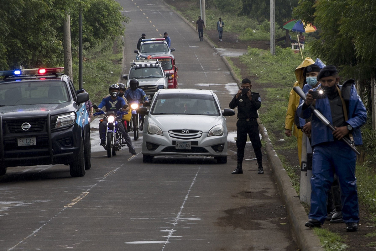 Policas toman fotos a familiares de opositores en Managua.