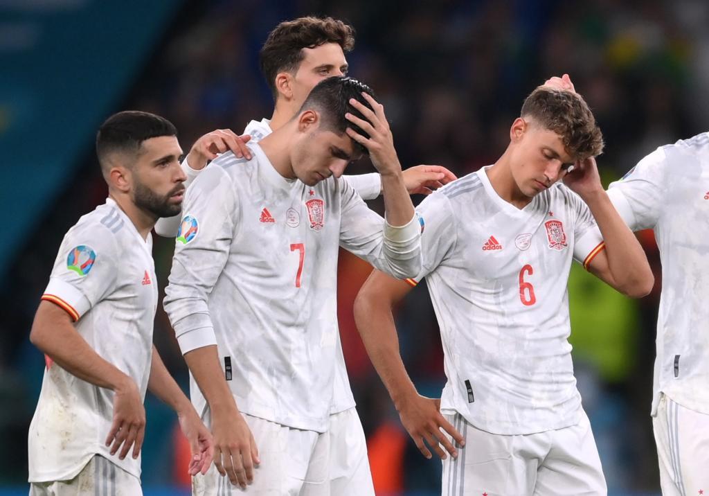 Los jugadores españoles se lamentan tras la derrota.