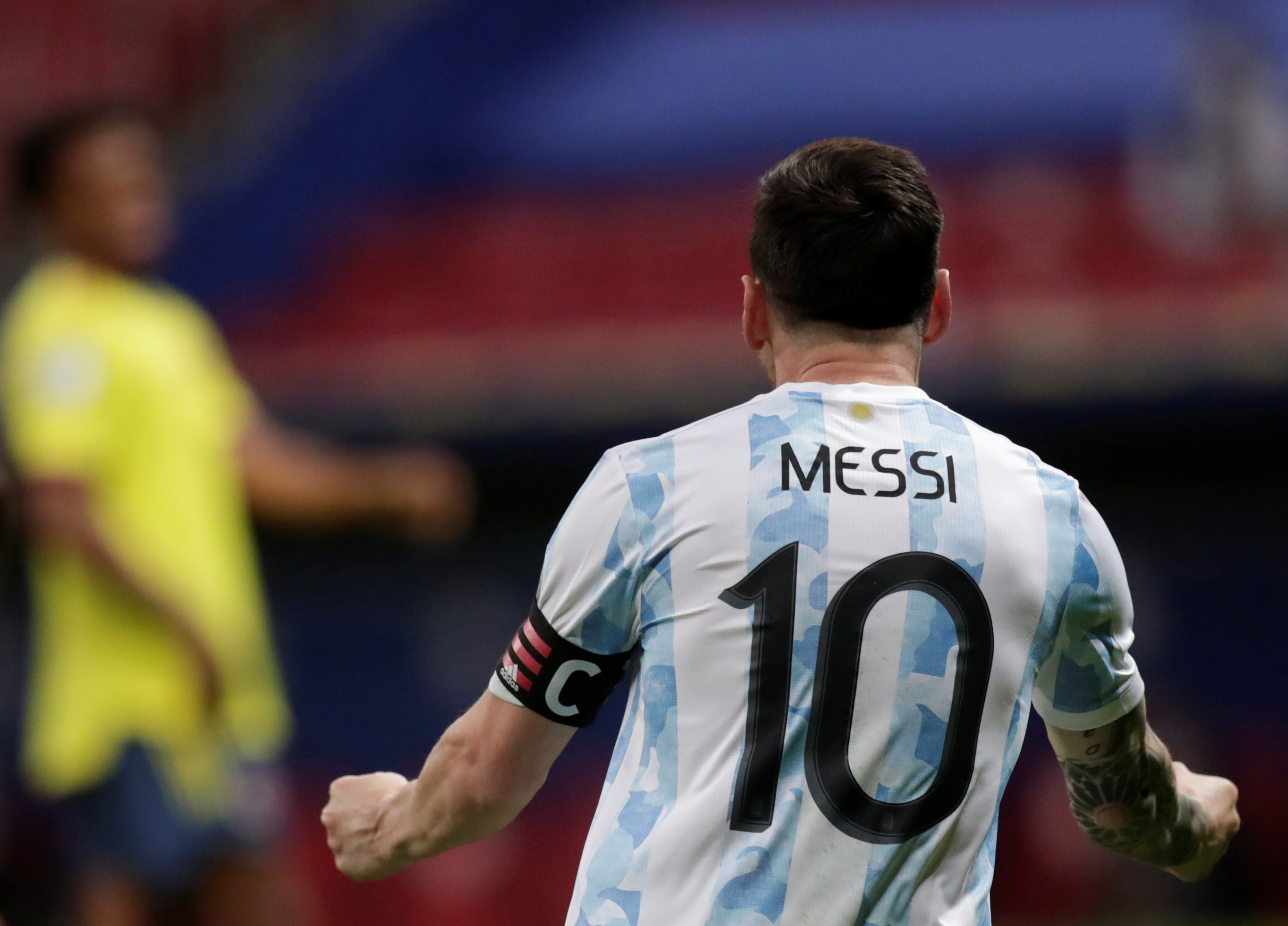 Messi celebra la victoria de Argentina sobre Colombia en los penaltis.