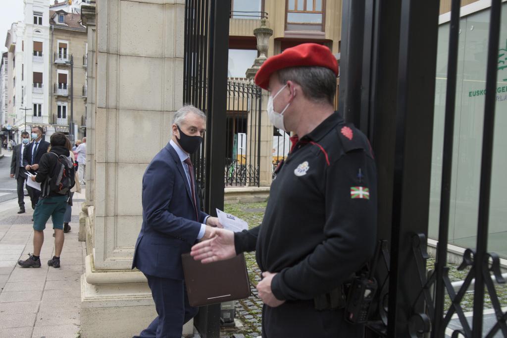 El lehendakari Urkullu saluda a un ertzaina en la entrada del Parlamento Vasco en Vitoria.