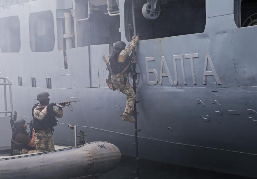 Miembros de las fuerzas de operaciones especiales de la Armada de Ucrania, durante un ejercicio del Sea Breeze 2021 en el Mar Negro.