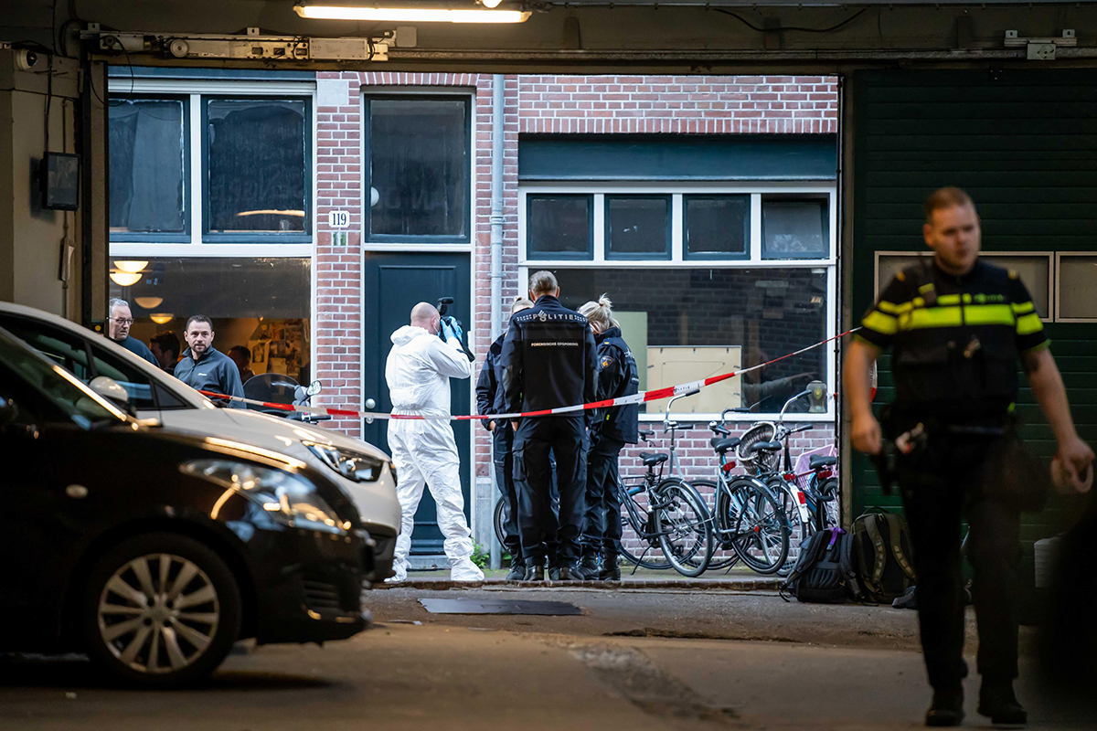 Forenses investigan el tiroteo a un reportero en msterdam.
