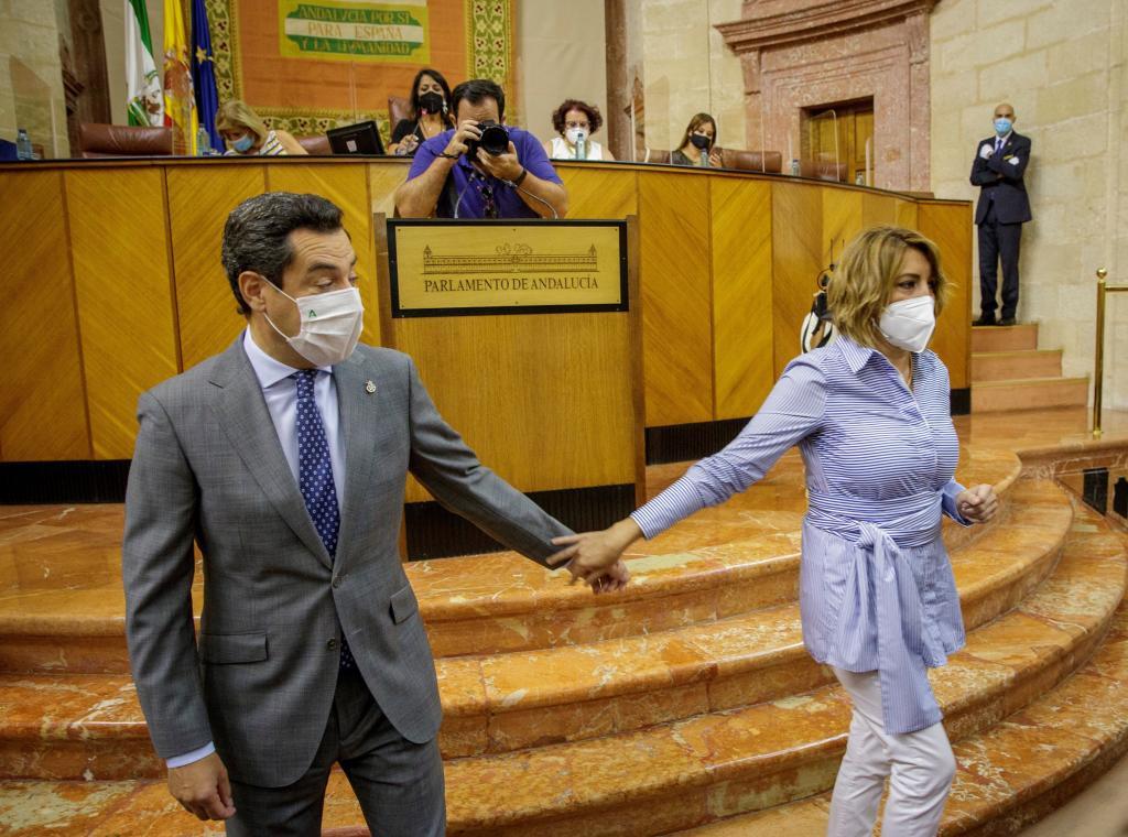 Susana Díaz y Juanma Moreno se despiden tras conversar al inicio del debate.