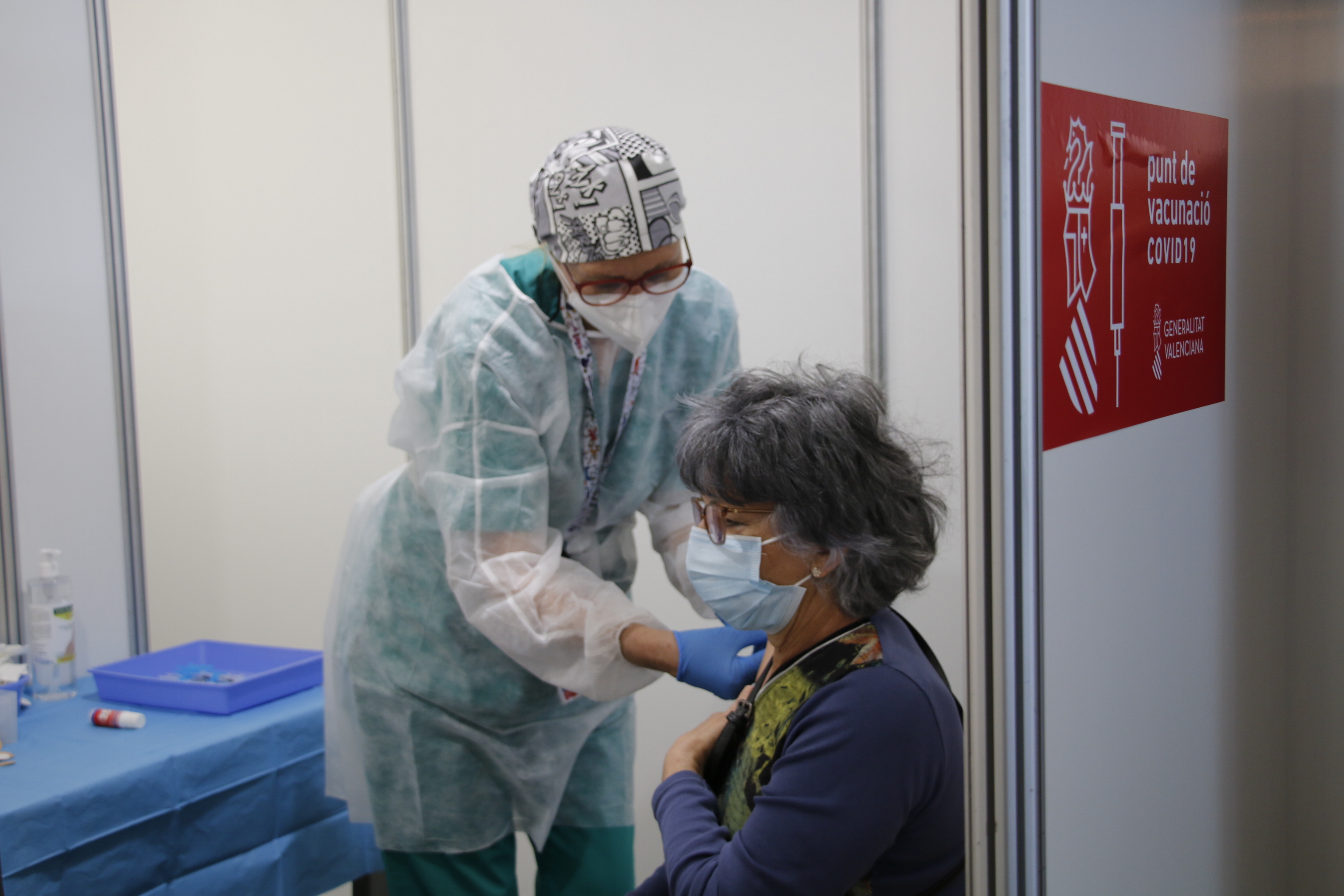 Una mujer recibe una dosis de la vacuna en uno de los centros de la provincia.