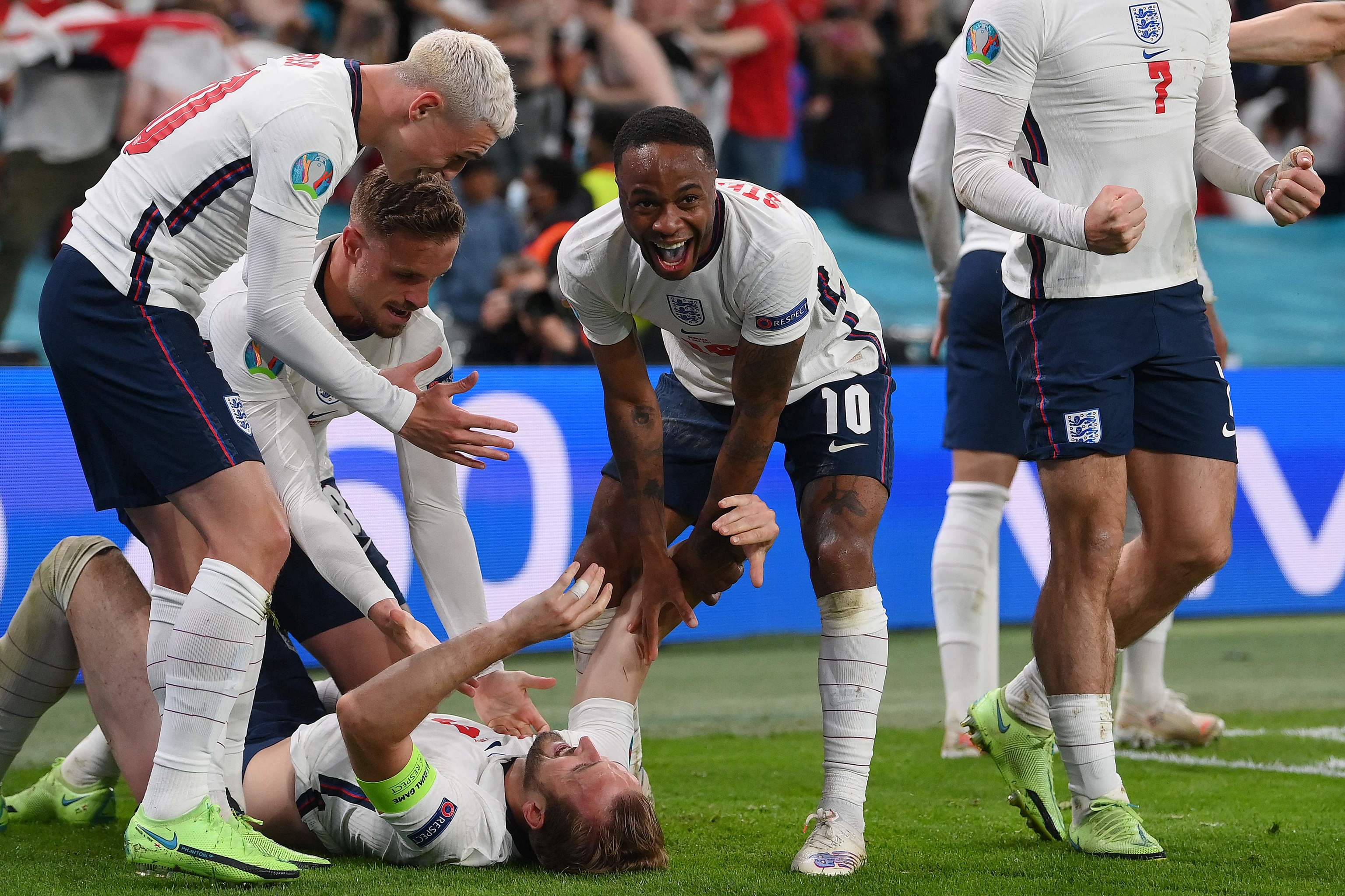 Los jugadores ingleses celebran el gol de Kane en la prórroga.
