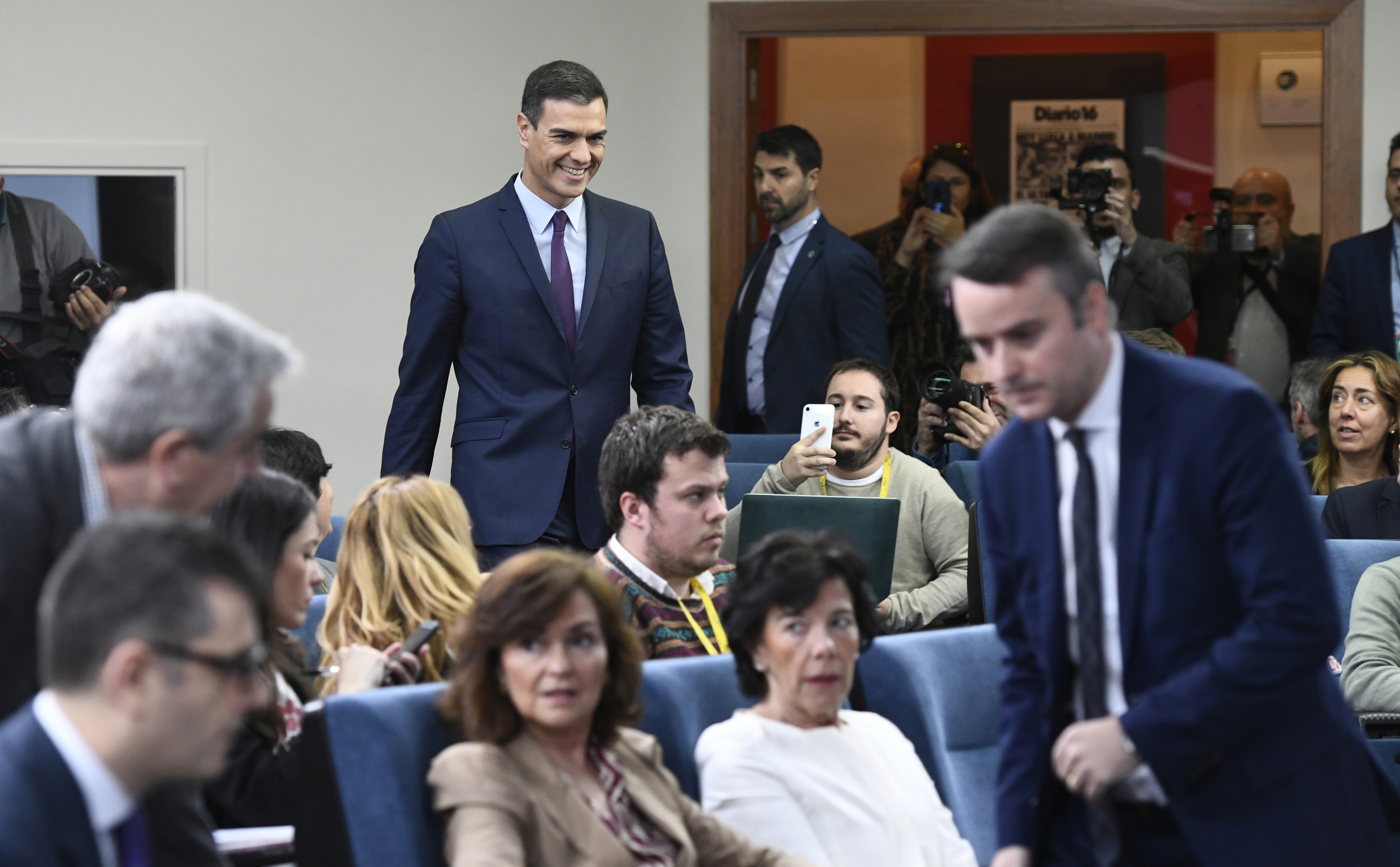 El presidente del Gobierno, Pedro Sánchez, accede a la sala de prensa de Moncloa.