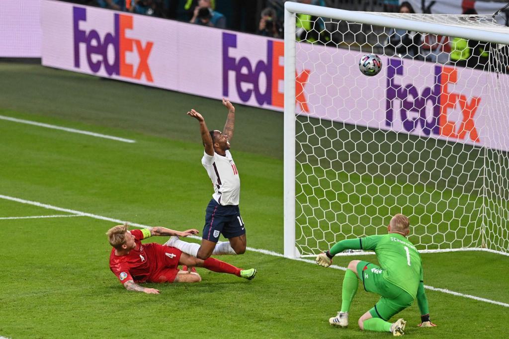 Kjaer metiéndo un gol en propia ante Inglaterra