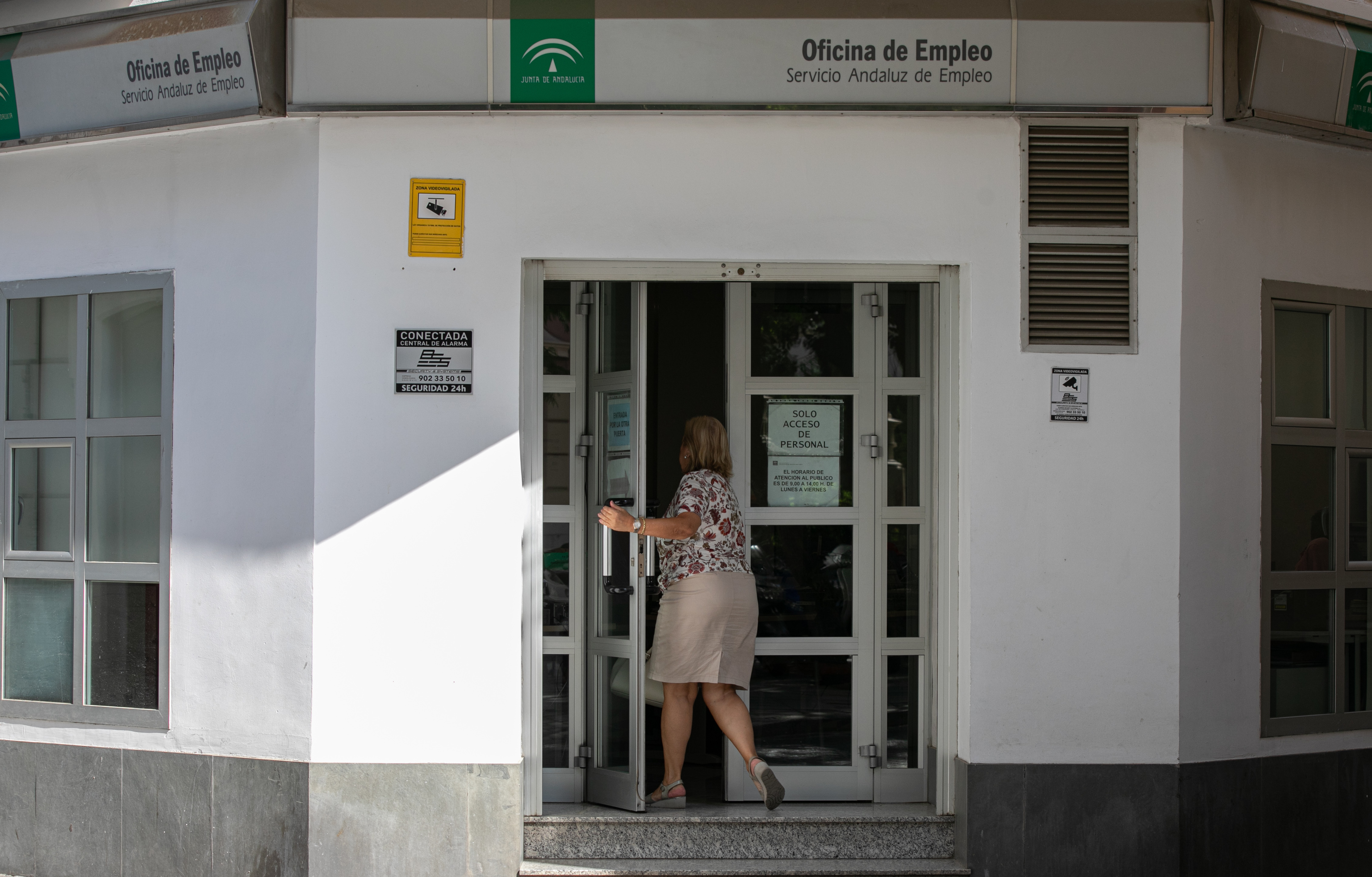 Una usuaria entra en una de las oficinas del Servicio Andaluz de Empleo (SAE) en el centro de Sevilla..