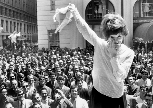 Una foto mtica: en San Francisco, 1969, durante una protesta feminista una mujer se desprende del sujetador ante la mirada de cientos de hombres babeantes.