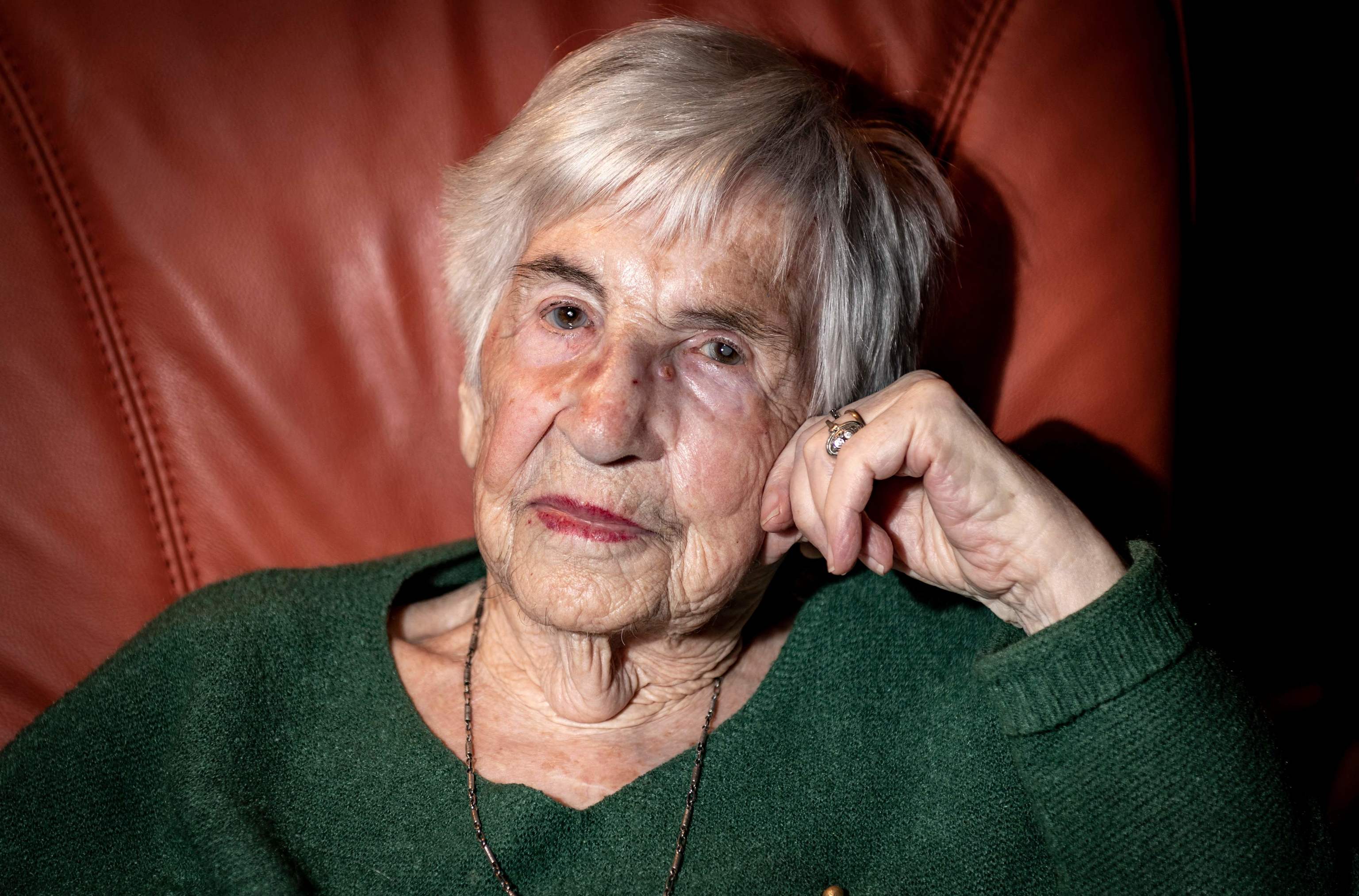 foto de archivo tomada el 08 de diciembre de 2019 Esther Bejarano, superviviente del Holocausto y de la Orquesta de Mujeres de Auschwitz, es fotografiada durante una entrevista en su piso de Hamburgo, en el norte de Alemania.
