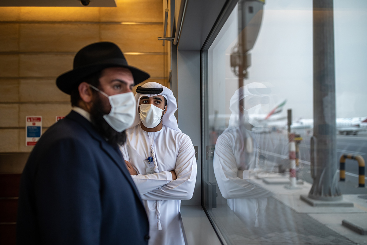Un directivo emiratí y un rabino, juntos, en un aeropuerto de Dubai.