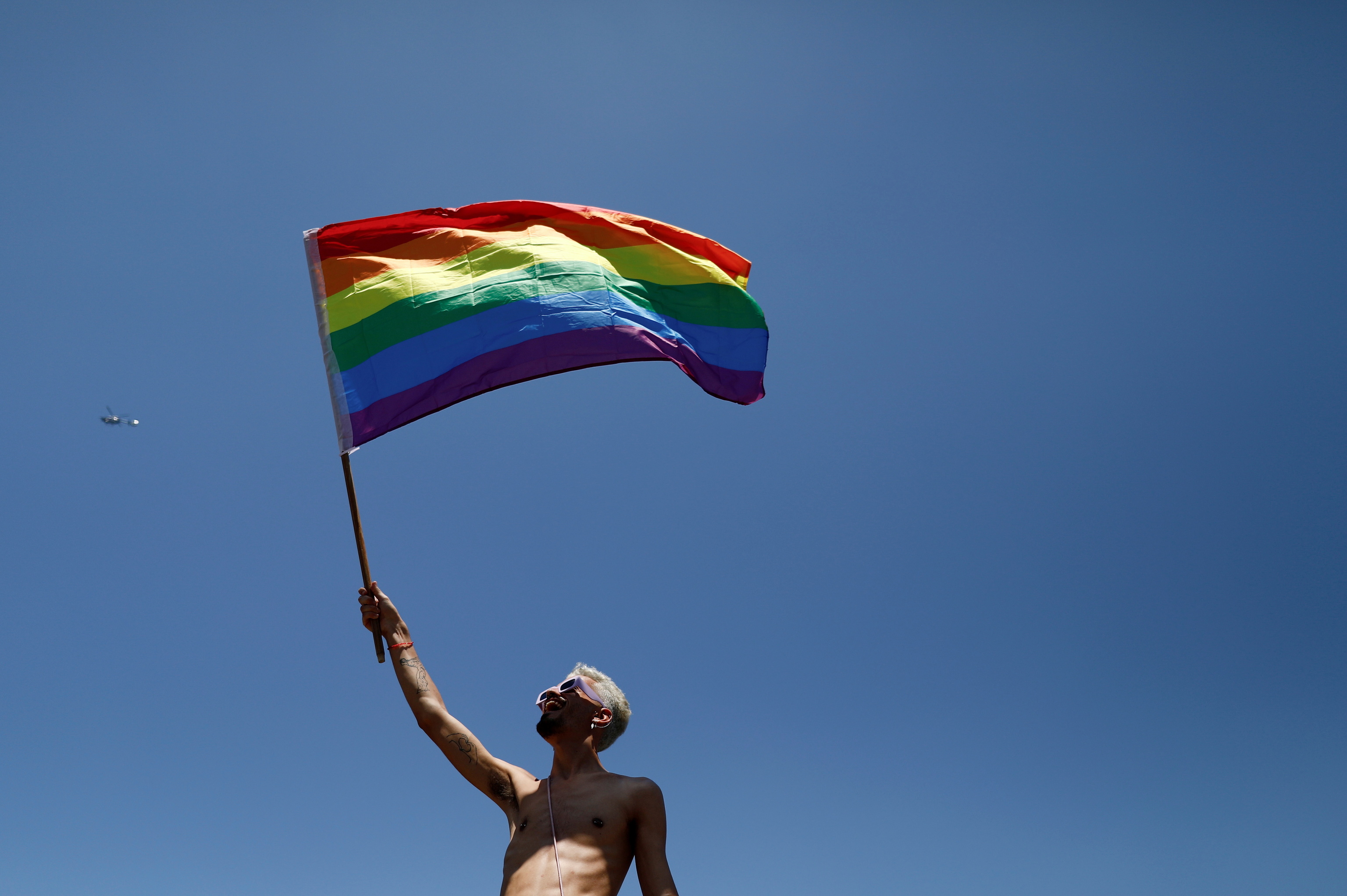 Un chico ondea la bandera arcoíris del orgullo LGTB en Tel Aviv.