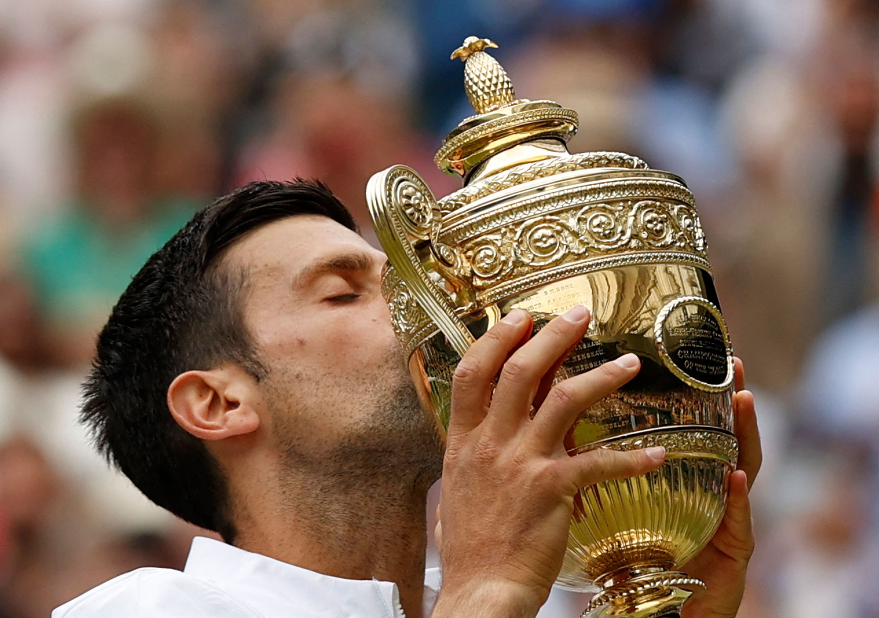 Djokovic besa el trofeo de Wimbledon.