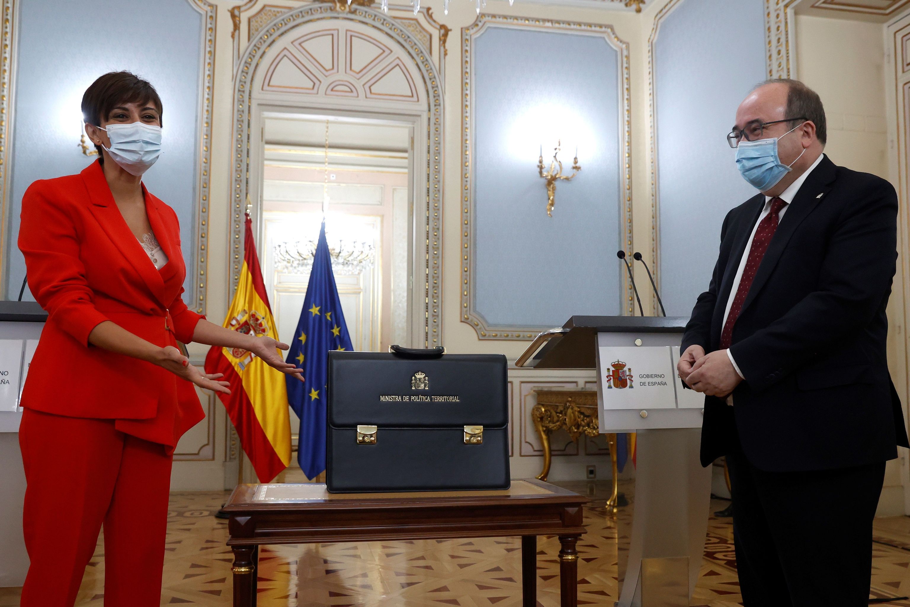 La ministra de Política Territorial, Isabel Rodríguez, recibe la cartera ministerial de su predecesor Miquel Iceta.