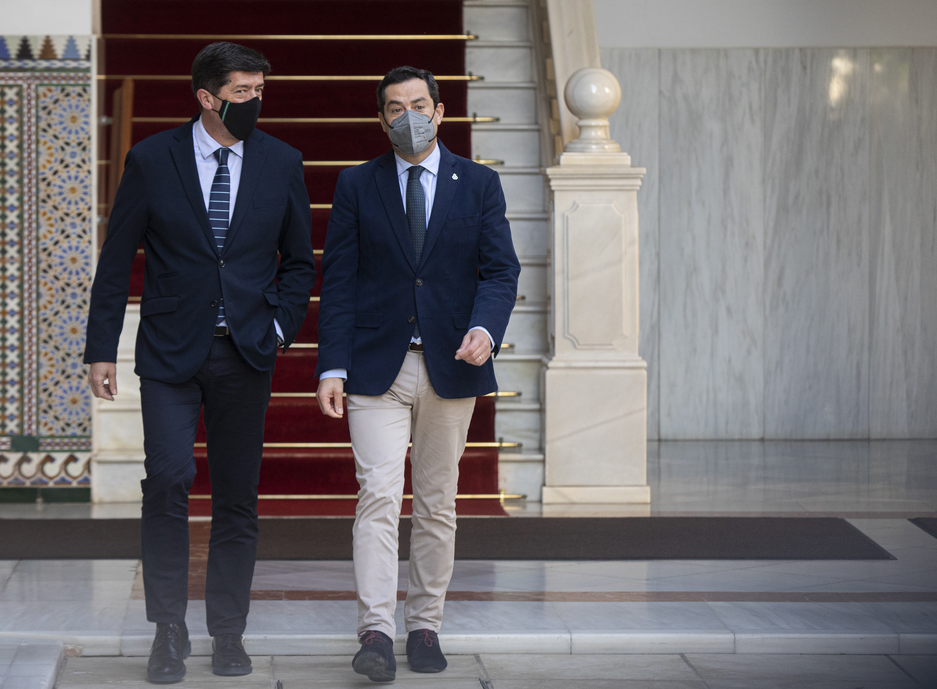 El presidente de la Junta, Juanma Moreno, junto al vicepresidente, Juan Marn, en el Parlamento andaluz.