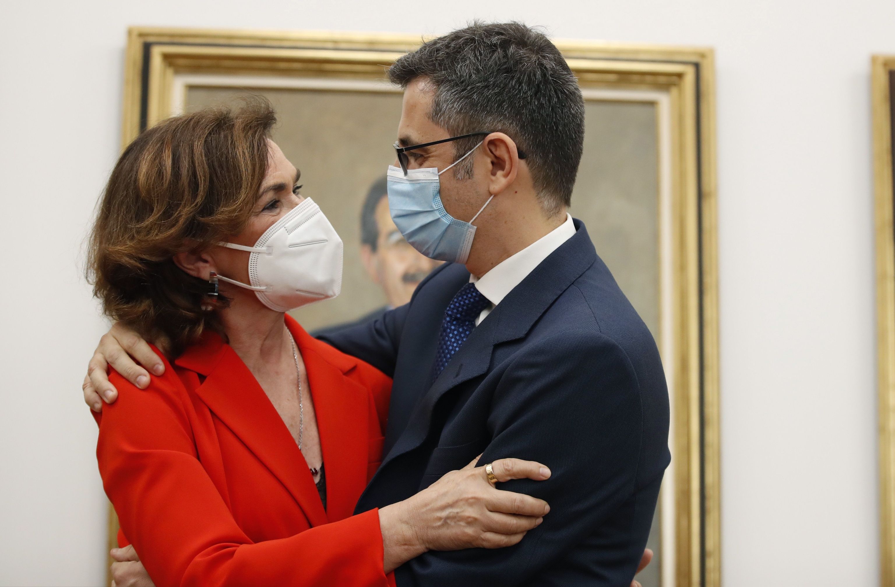 Carmen Calvo abraza a su sucesor en el Ministerio de Presidencia, Félix Bolaños.
