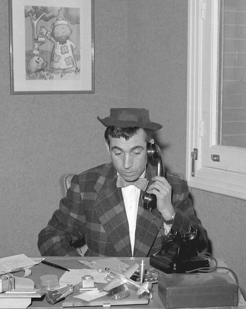 Gila, en su domicilio, hablando por teléfono, en 1953.
