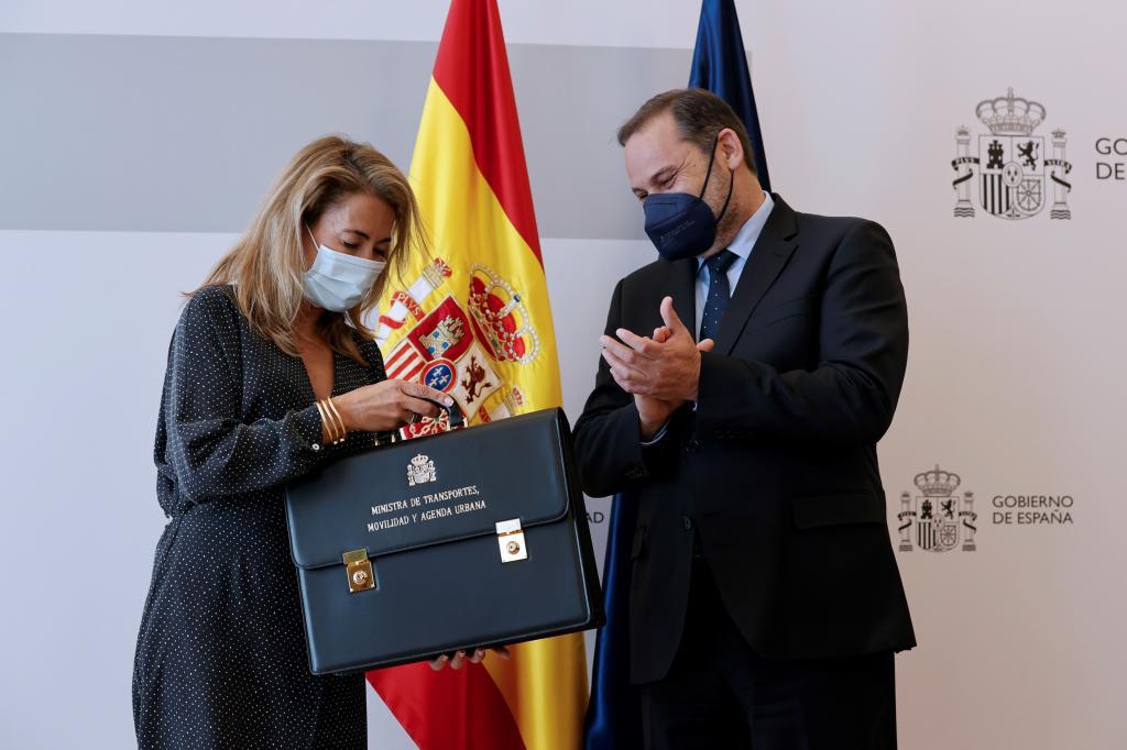 José Luis Ábalos entrega la cartera de Transportes a Raquel Sánchez.