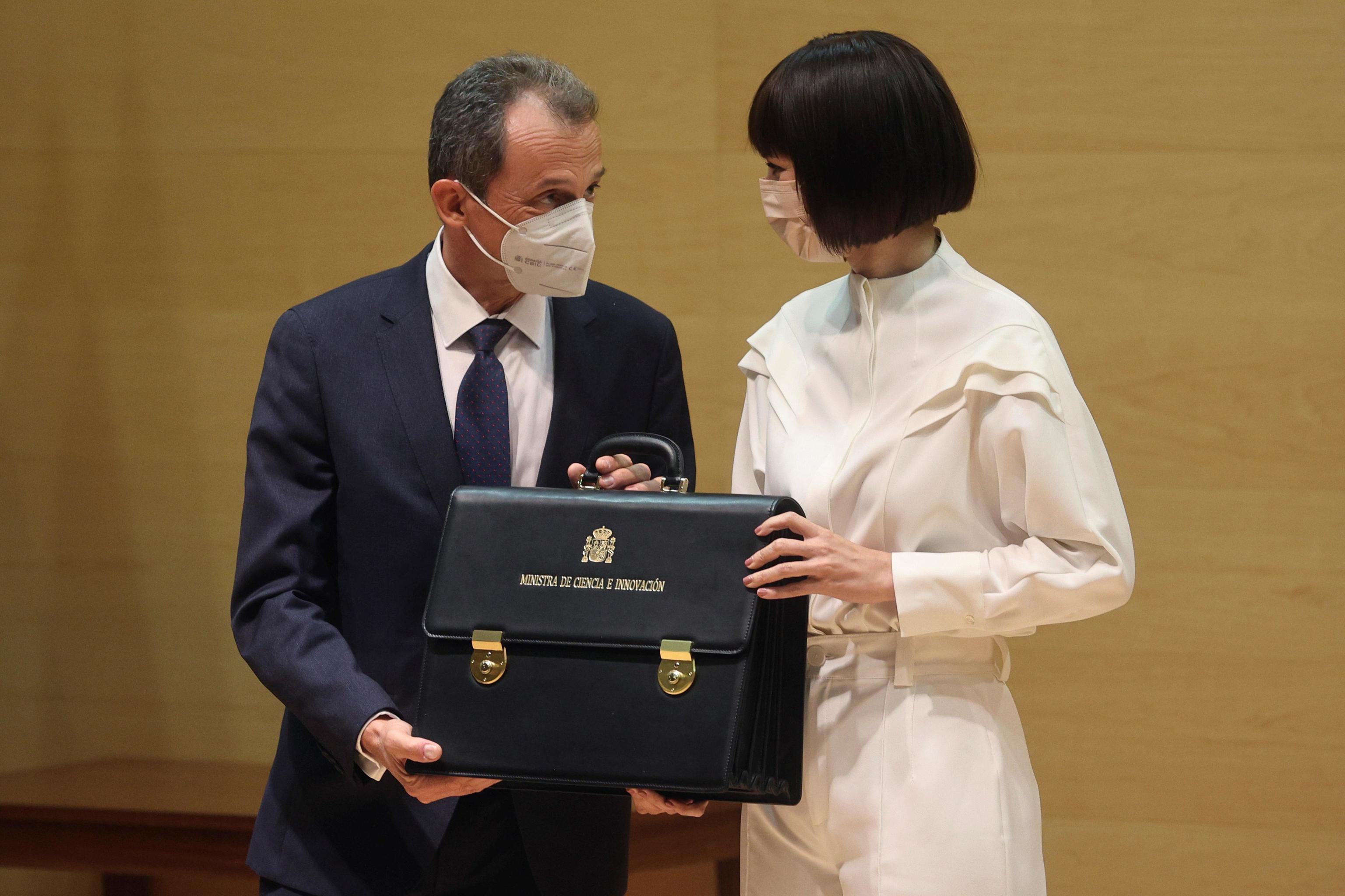 La ministra de Ciencia e Innovación, Diana Morant, recibe la cartera de manos de su antecesor, Pedro Duque.
