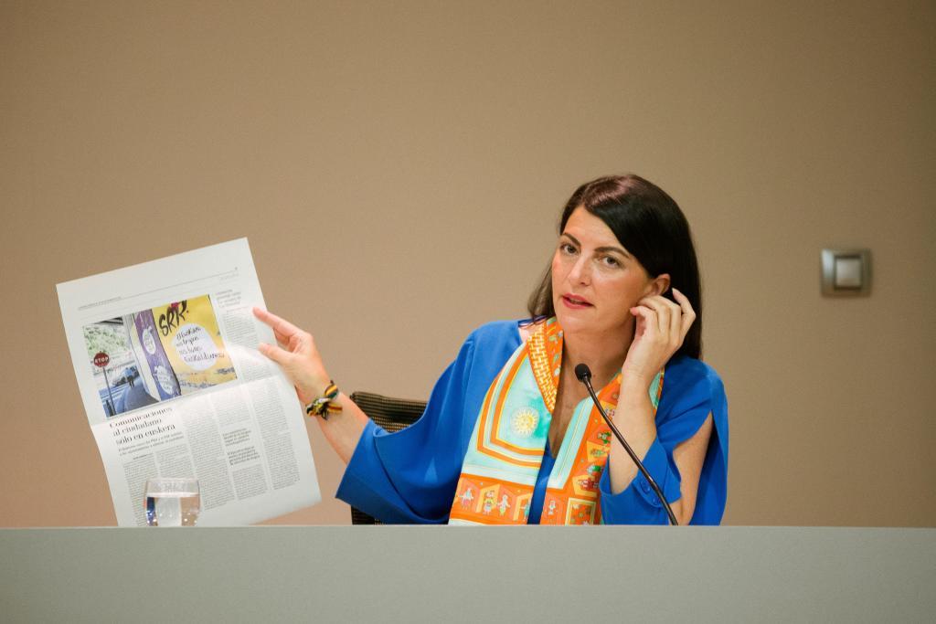 Macarena Olona muestra una información de EL MUNDO durante su comparecencia ante los medios para explicar los recursos de Vox ante el Constitucional.