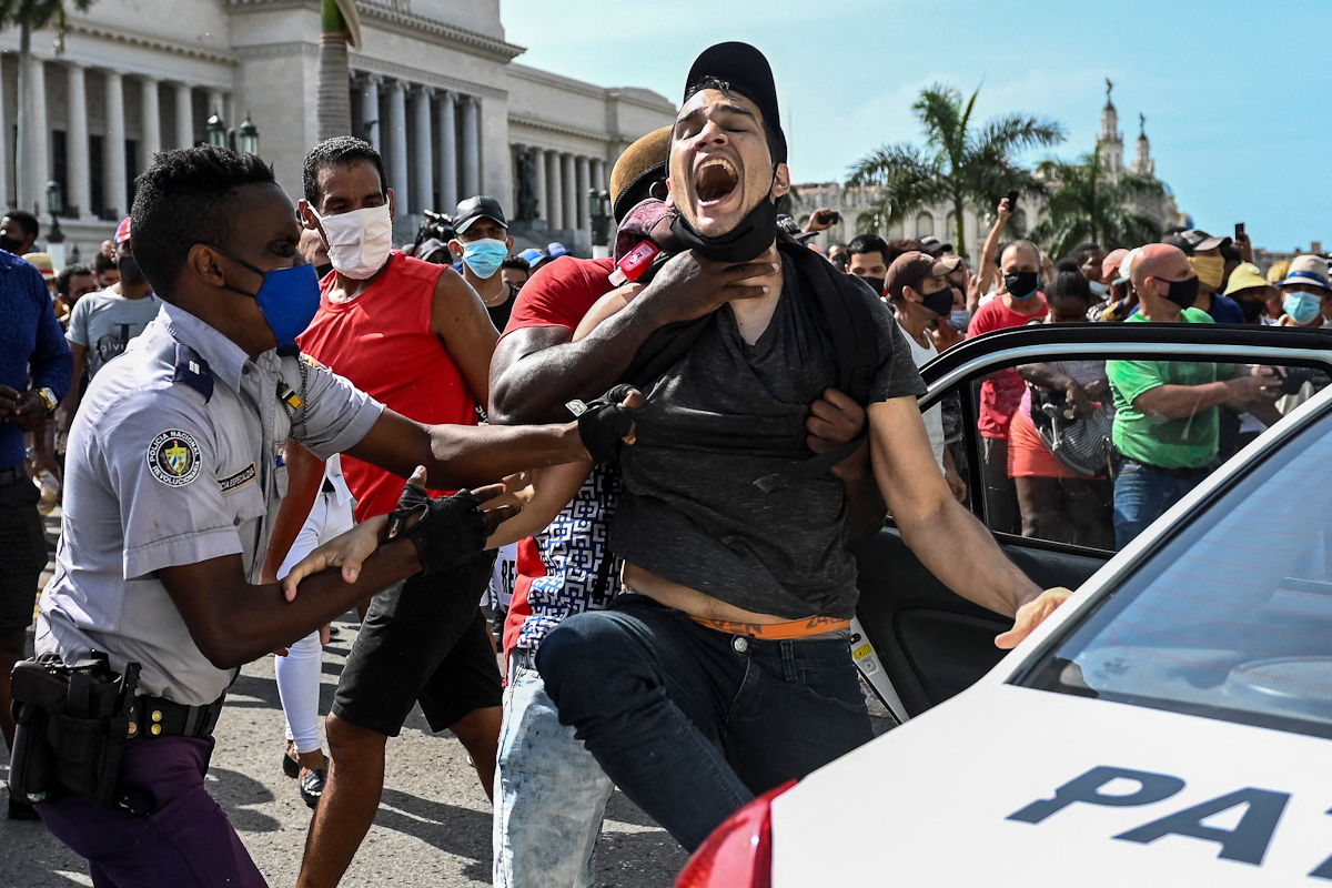 La policía cubana detiene a un manifestante en La Habana.