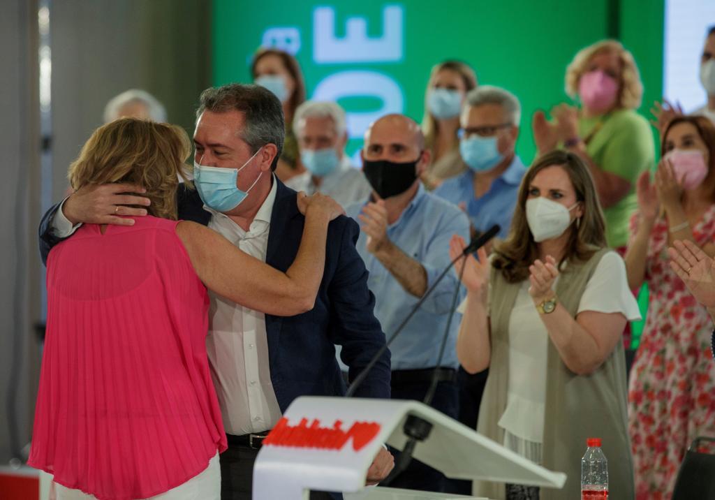 El candidato a la Junta, Juan Espadas, abraza a Susana Daz tras la intervencin de sta ante el Comit Director del PSOE andaluz.