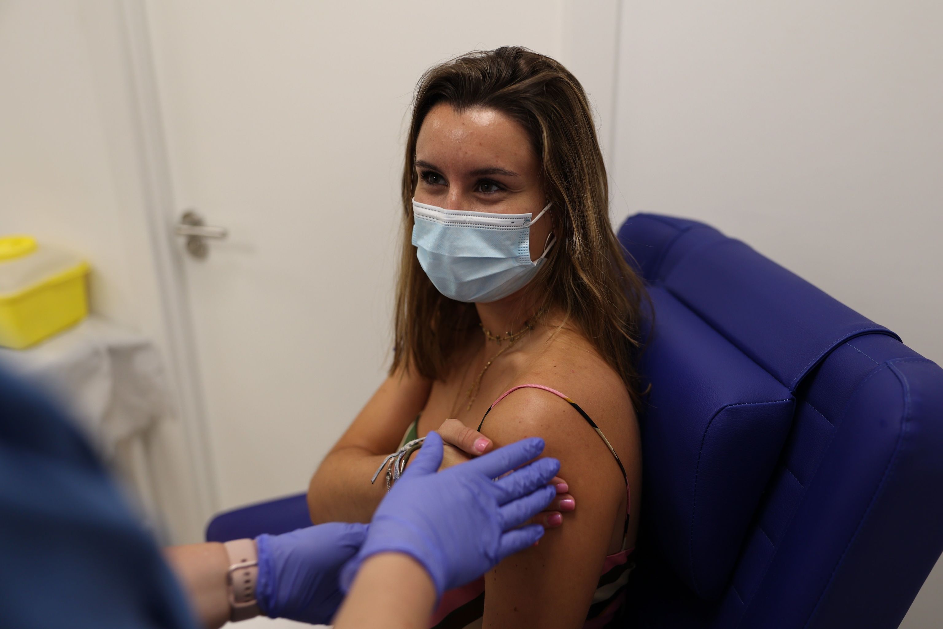 Una estudiante se vacuna en un centro de vacunacin de Madrid.