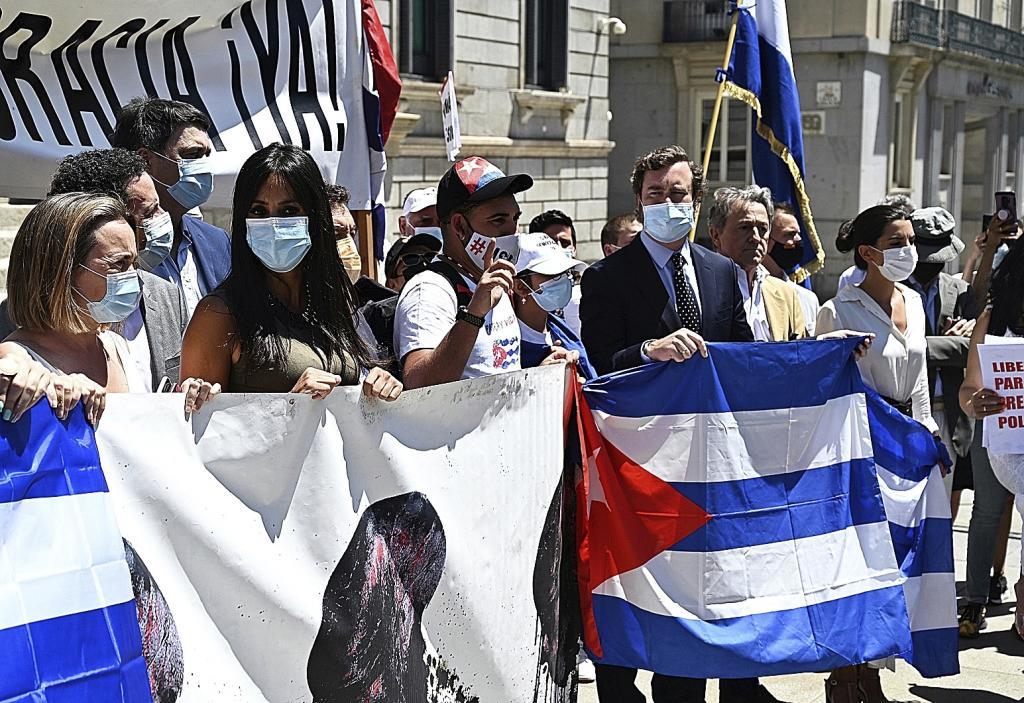 Polticos de PP, Vox y Ciudadanos se manifiestan este lunes ante el Congreso en apoyo a las protestas en Cuba.