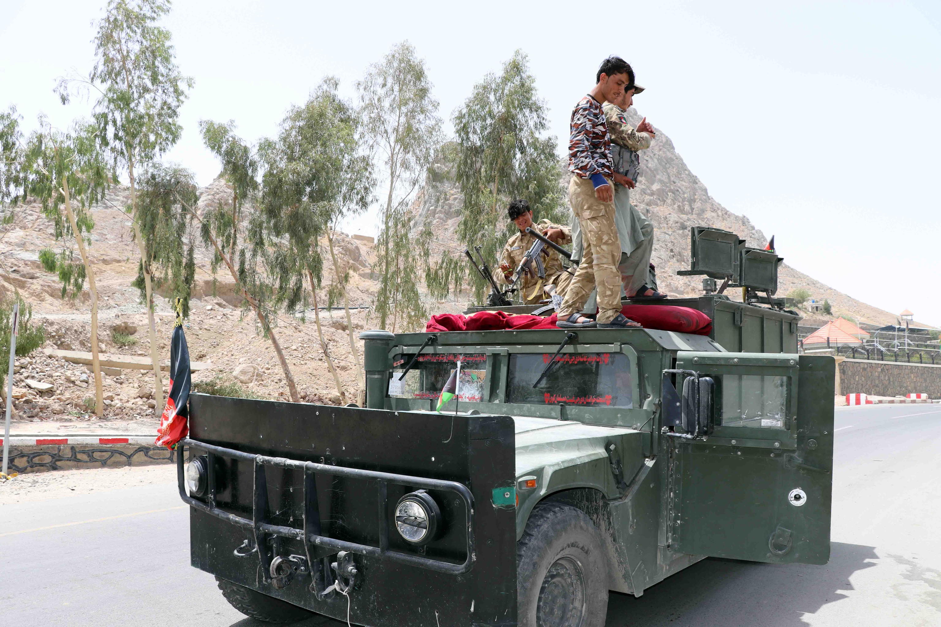Seguridad afgana en un puesto de control en Kandahar.
