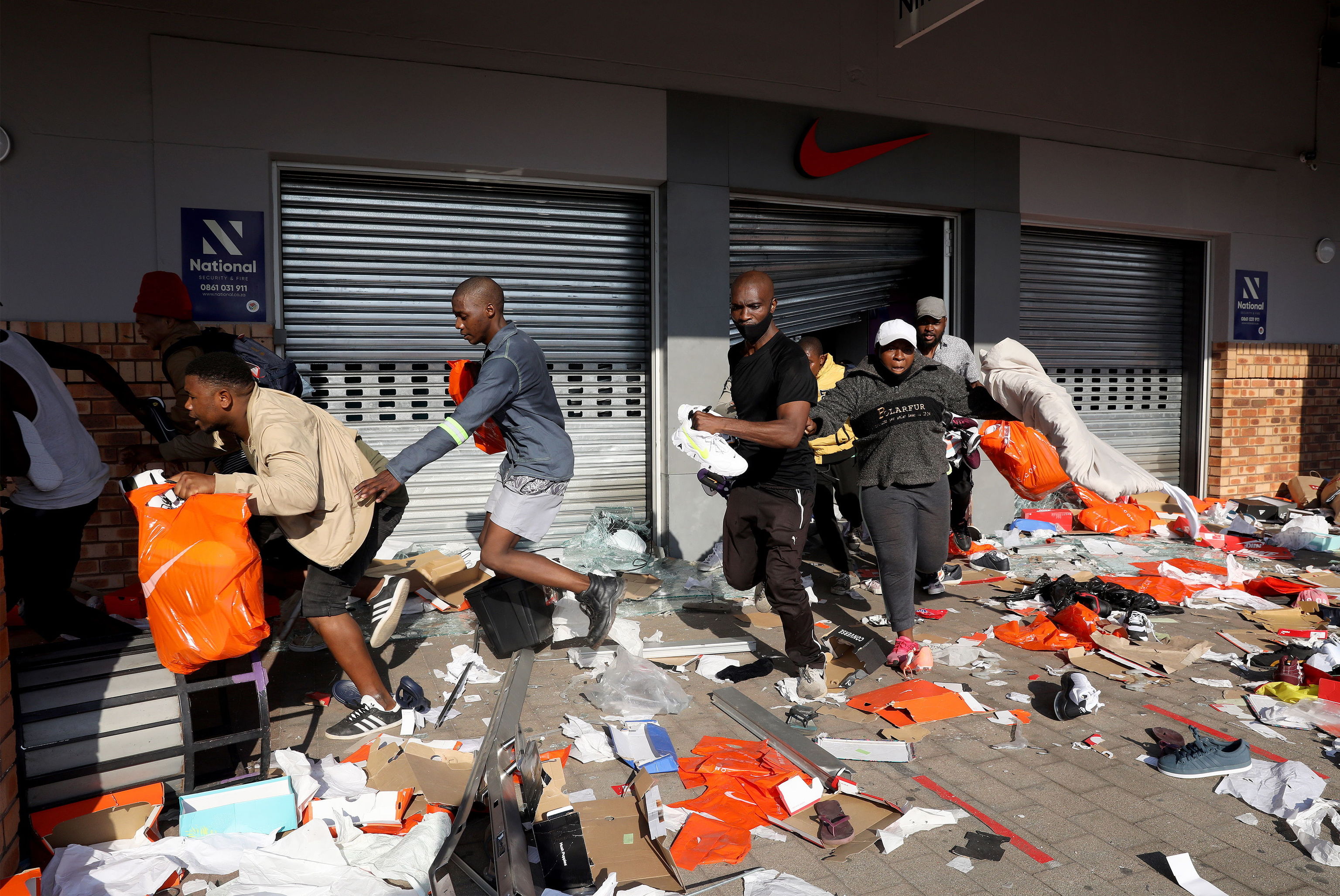Al menos 32 muertos por la ola de violencia y los saqueos en Sudáfrica |  Internacional