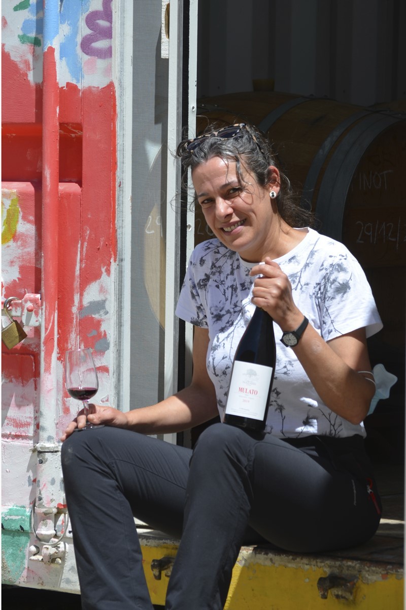 La viticultora con uno de sus tintos,  Mulato 2019