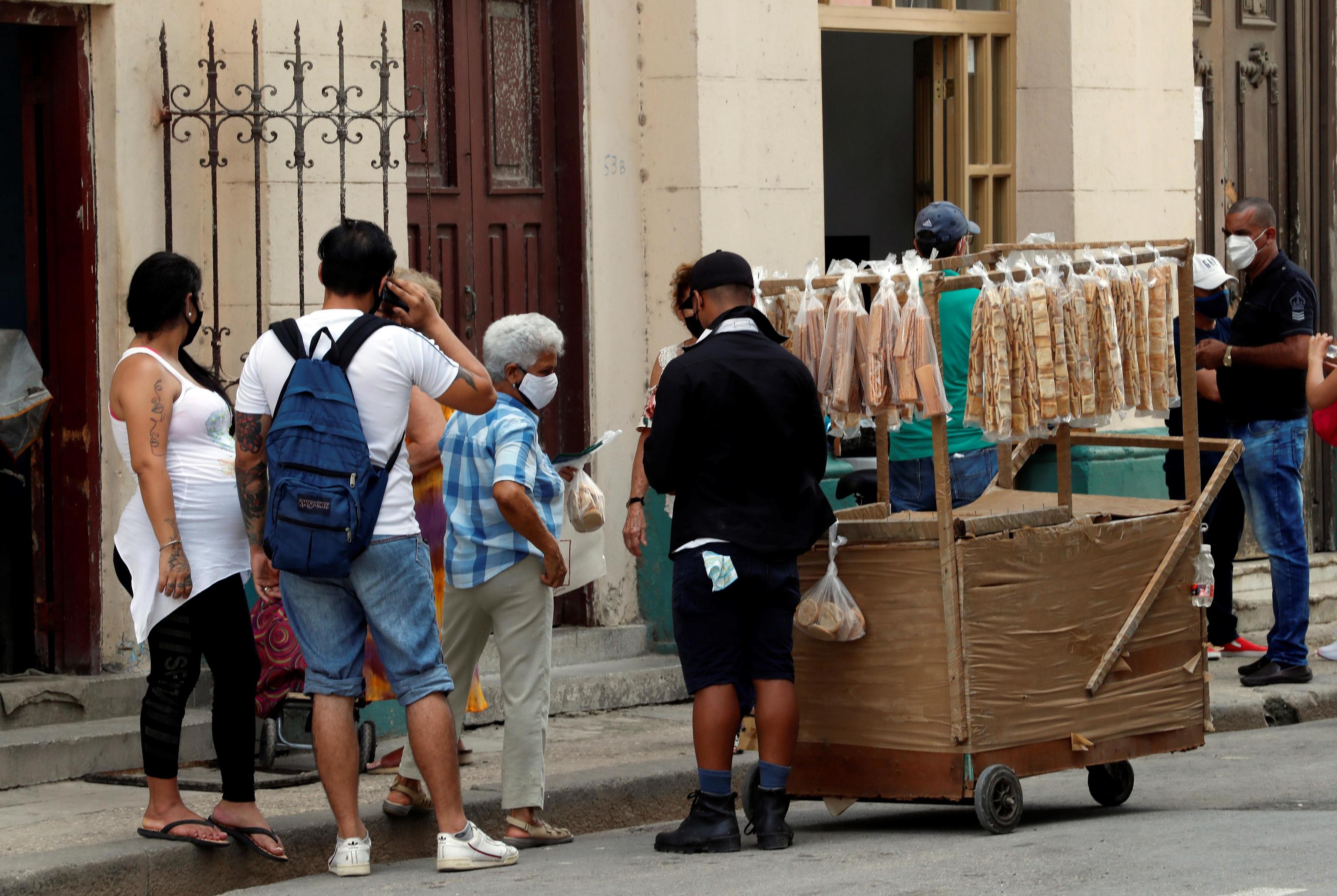 Un vendedor ambulante de galletas en La Habana.