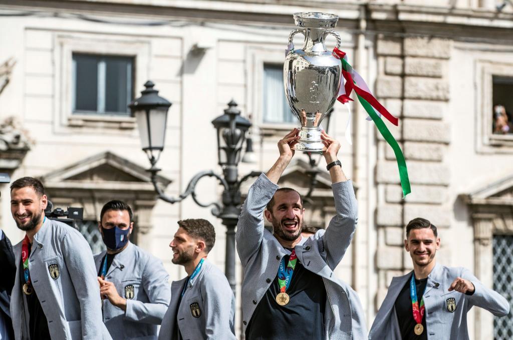 El capitán de la selección italiana de fútbol, Giorgio Chiellini, levanta el trofeo de la Eurocopa.