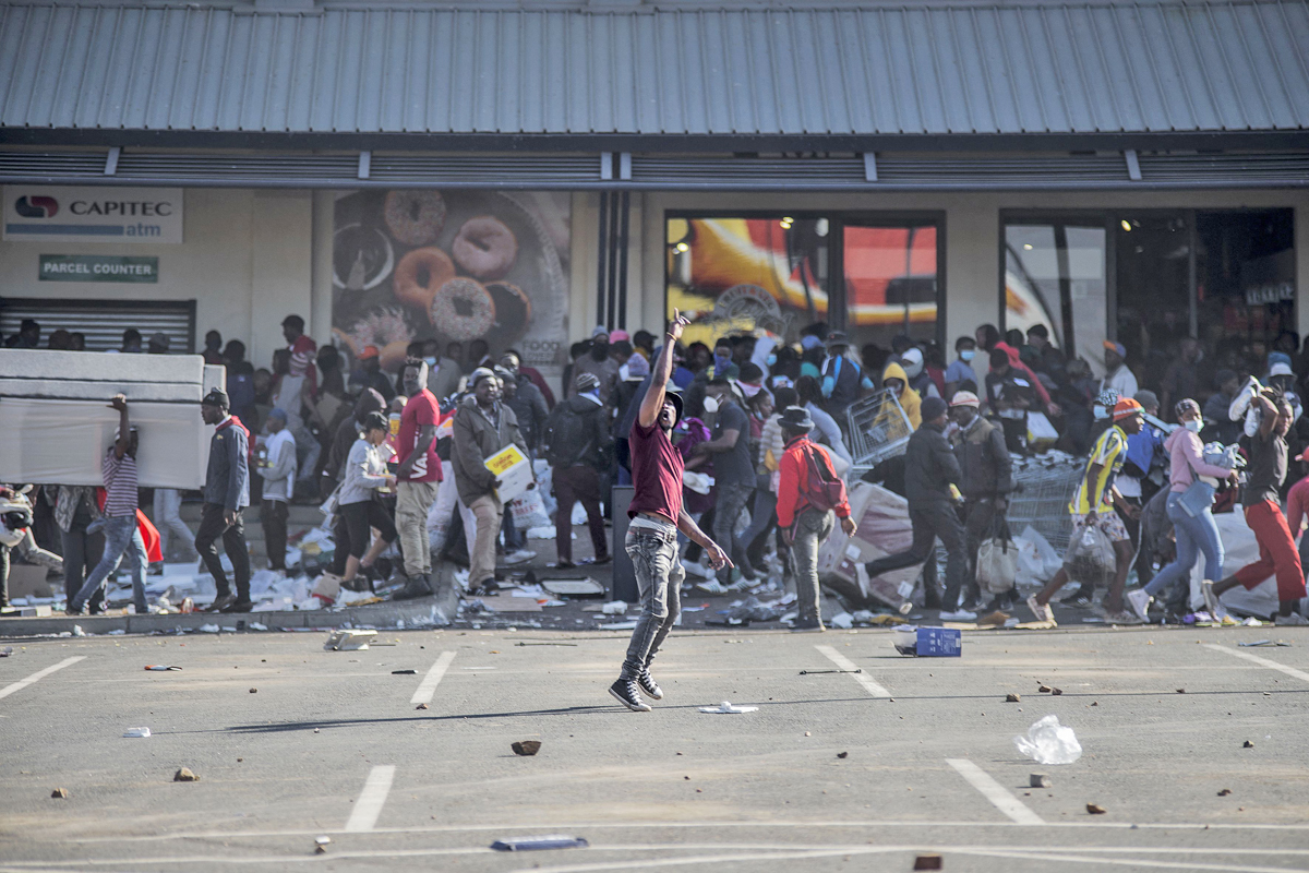 Cientos de personas saquean el centro comercial Jabulani, en el barrio de Soweto de Johannesburgo.