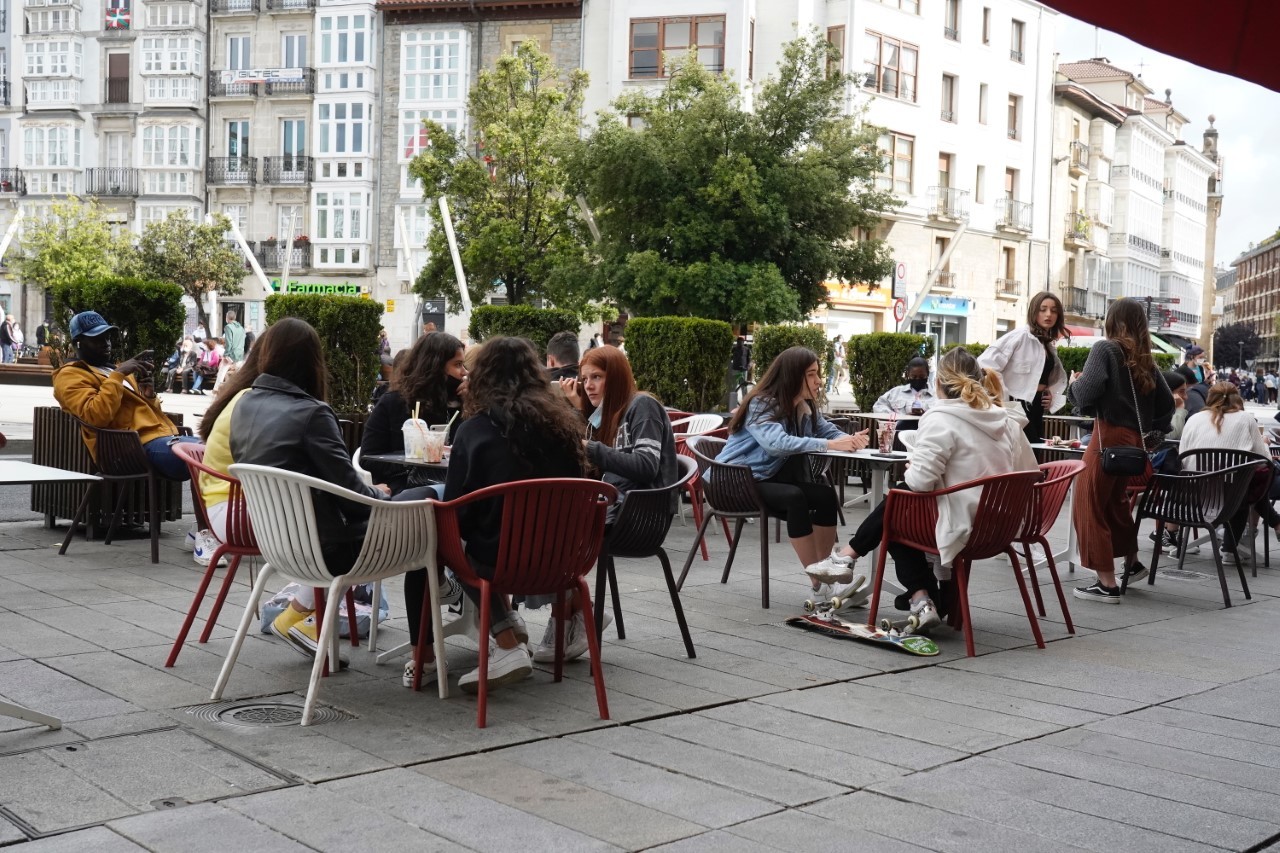 Grupos de jvenes respetan las normas del Gobierno vasco en una terraza en el centro de Vitoria.