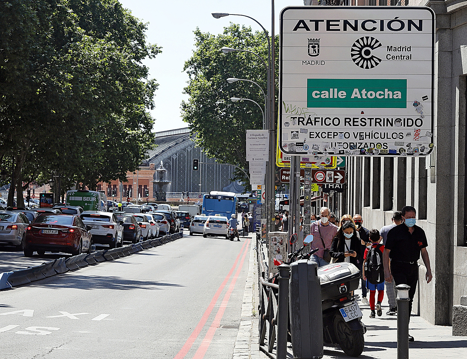 Cartel que anuncia las restricciones de entrada a Madrid Central en el paseo del Prado.
