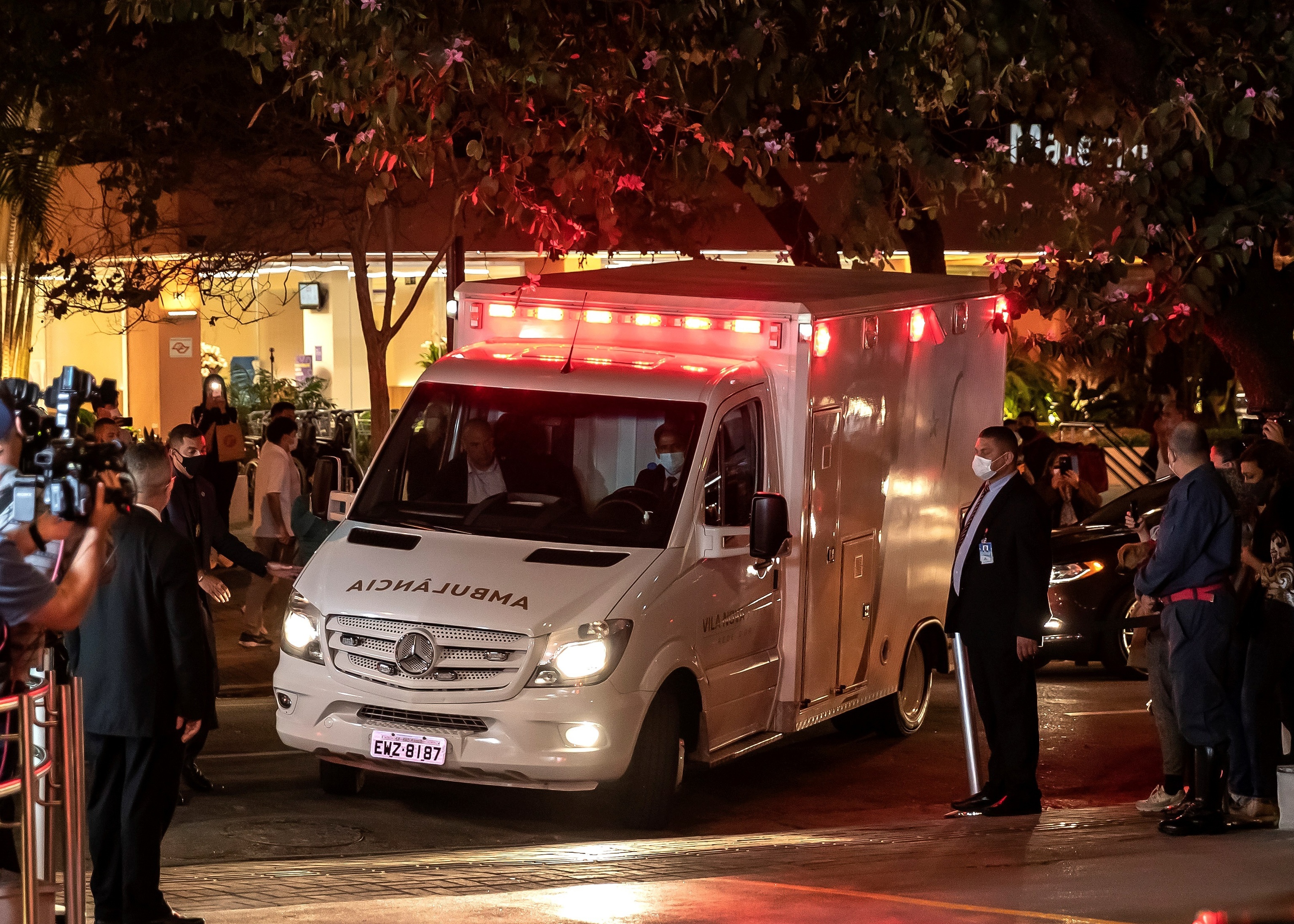 Una ambulancia traslada al presidente de Brasil, Jair Bolsonaro, en el Hospital Vila Nova Star, en Sao Paulo (Brasil).