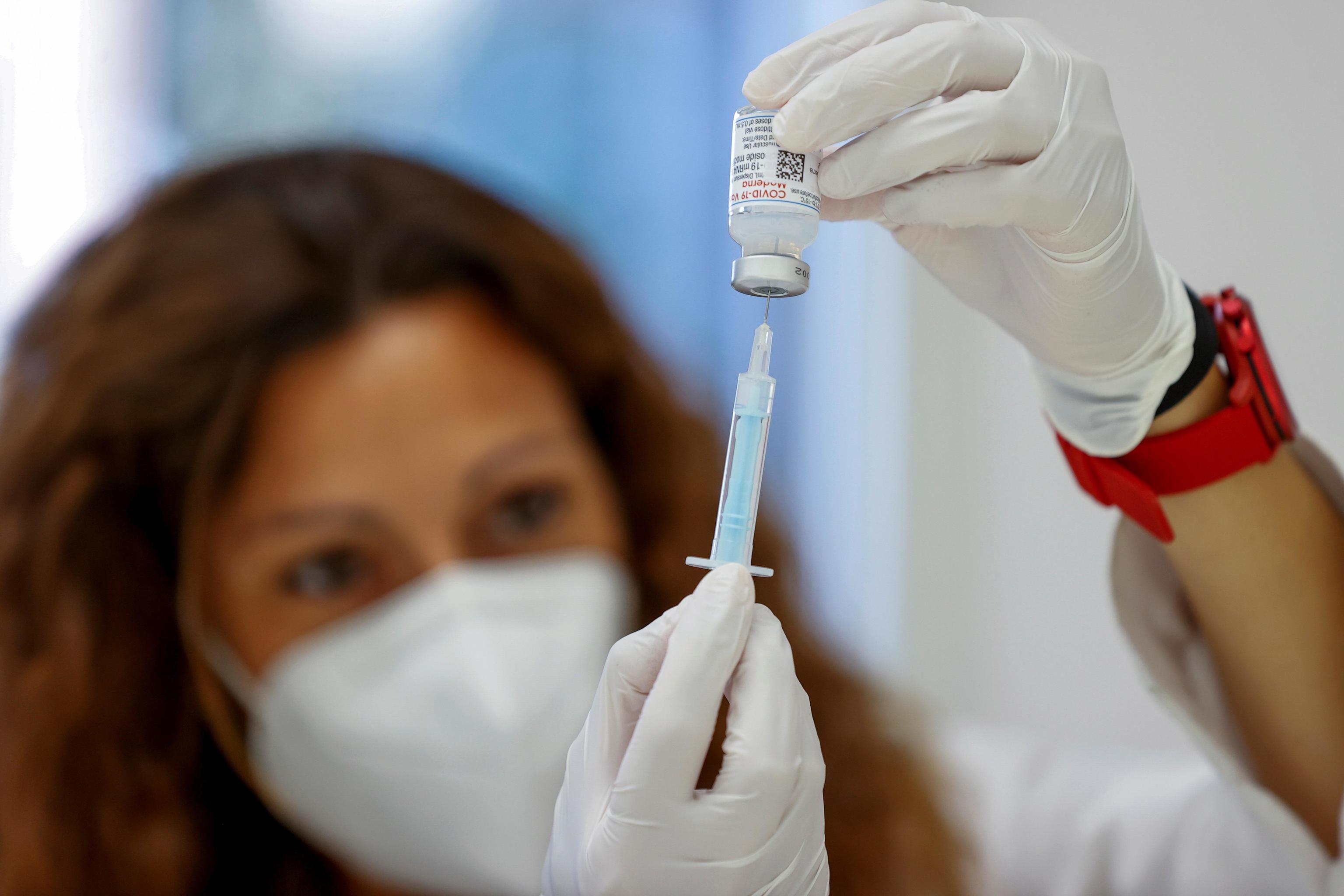 Una enfermera carga una dosis de la vacuna contra la Covid