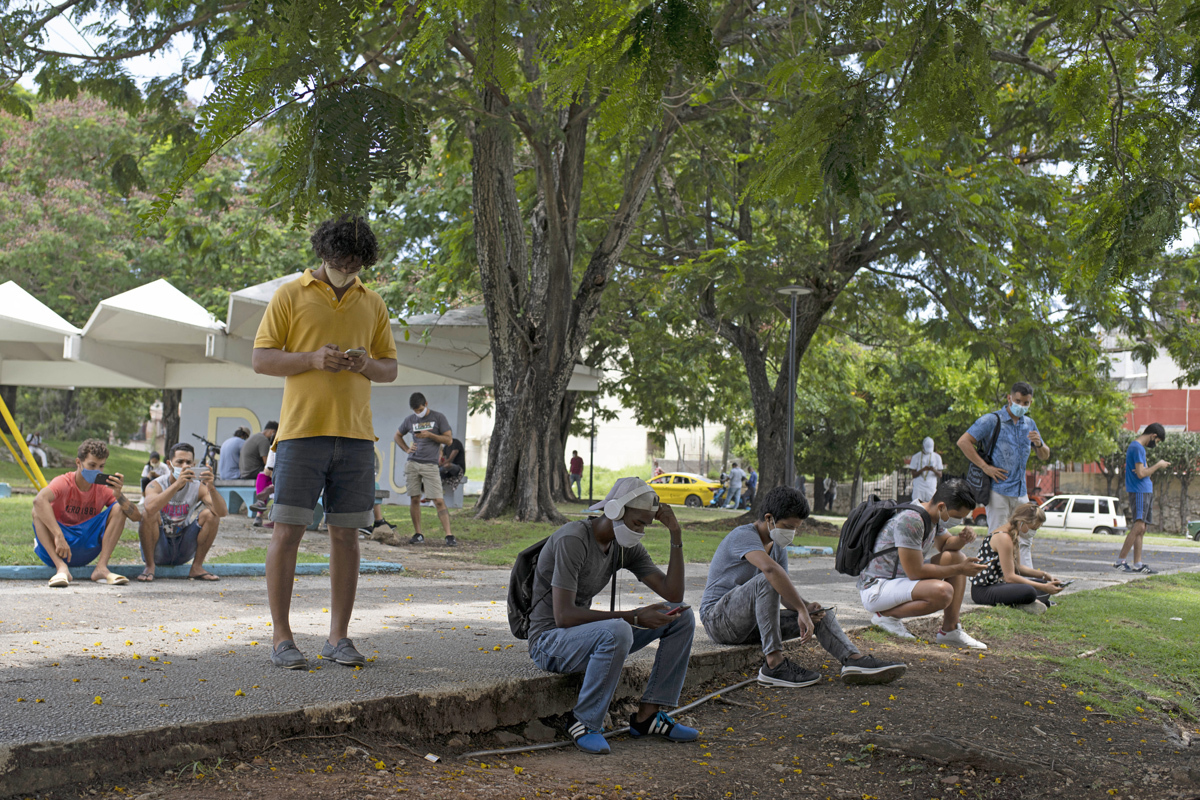 Jvenes en el Parque de los Mrtires (La Habana), donde s funciona Internet.