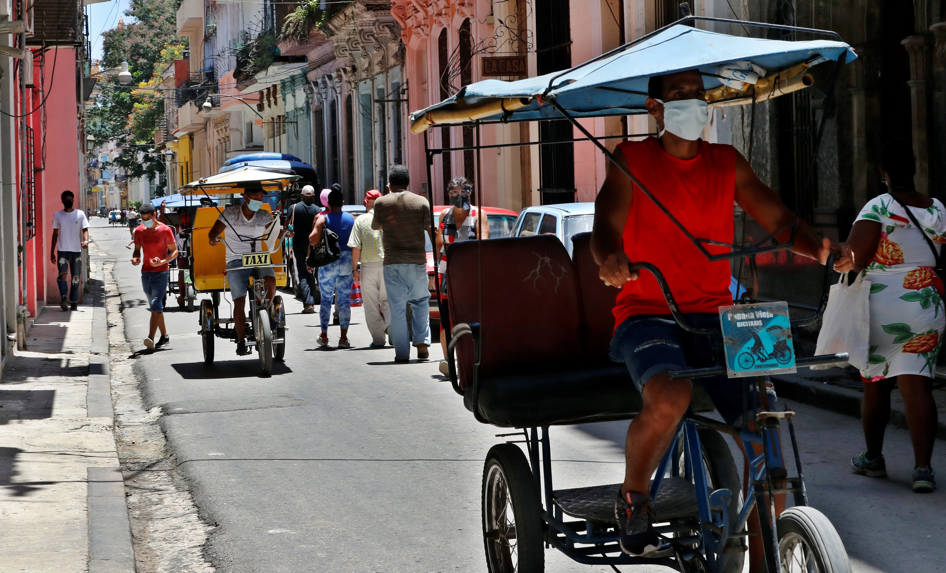 Vista general de una tradicional calle en la La Habana vieja este jueves.