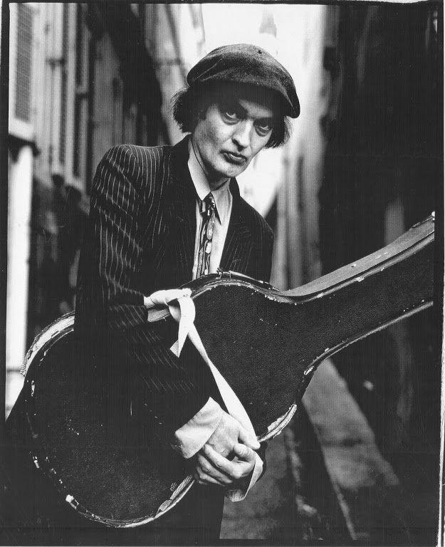 El guitarrista y bibliófilo Martin Stone, en los años 70 en Londres.