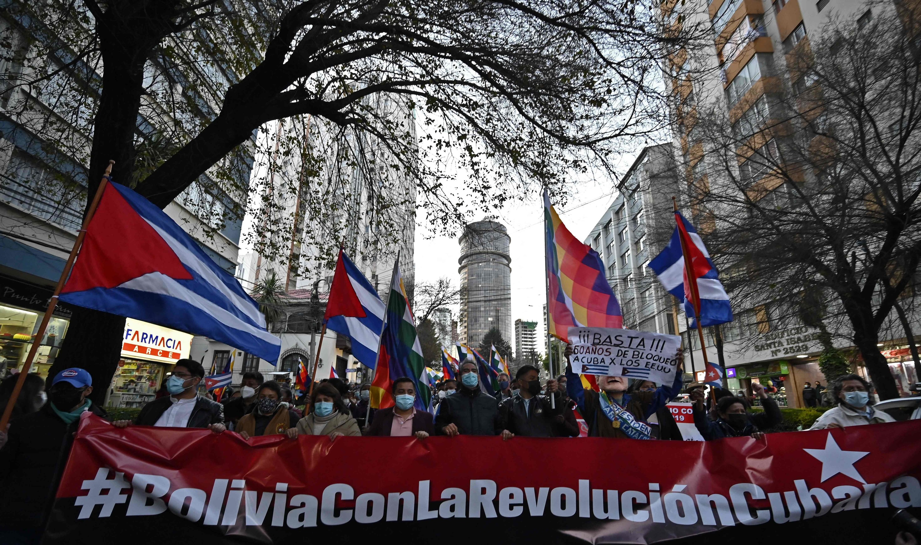 Manifestación en Bolivia en apoyo a la revolución cubana.