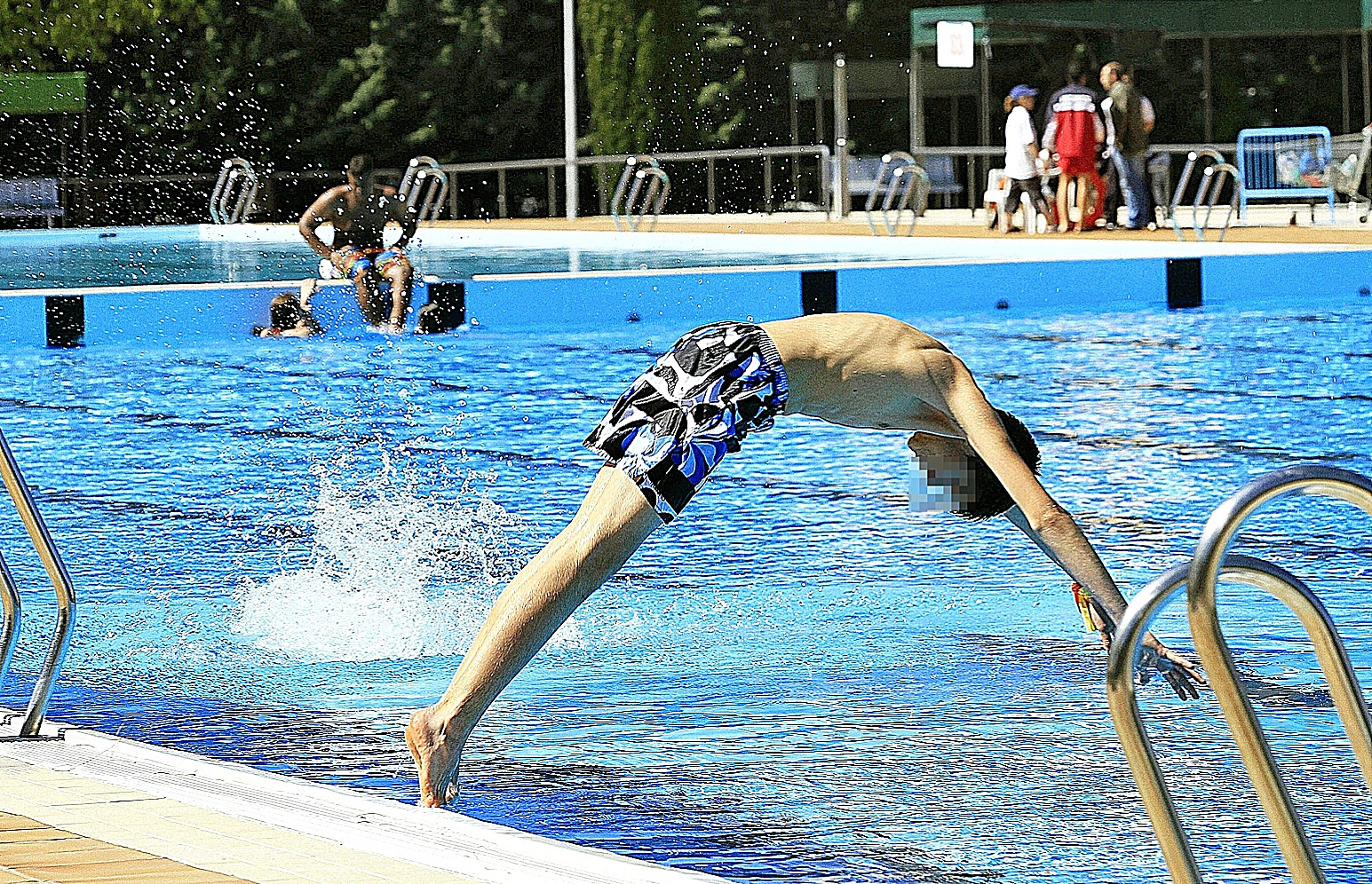 Una de las piscinas municipales de Madrid en su primer da de apertura en 2021, el pasado 15 de mayo.