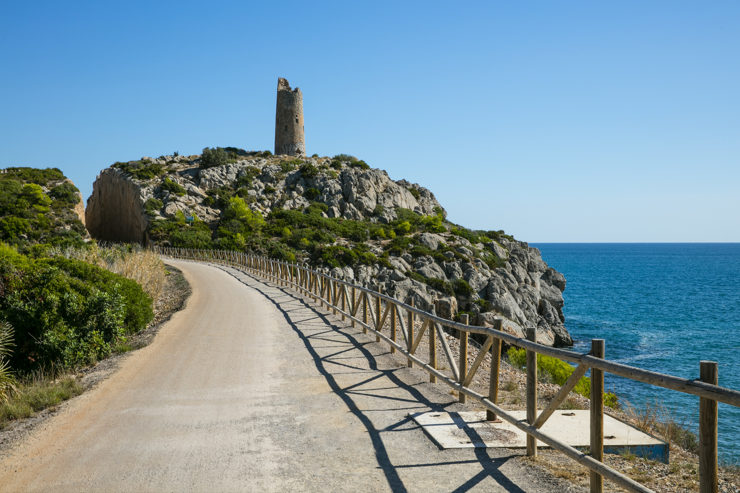 Desde esta va verde se alcanzan espectaculares vistas del mar Mediterrneo y sus calas.