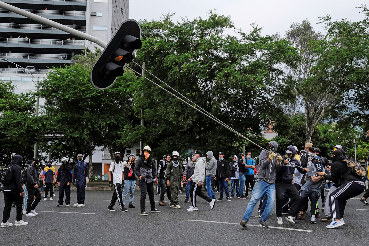 Manifestantes derriban un semáforo en Medellín, Colombia.